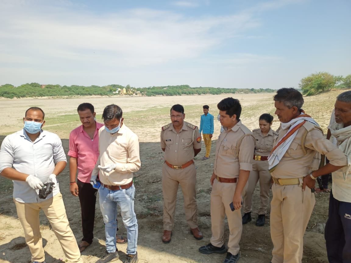 घटनास्थल पर जांच करती पुलिस। संवाद
