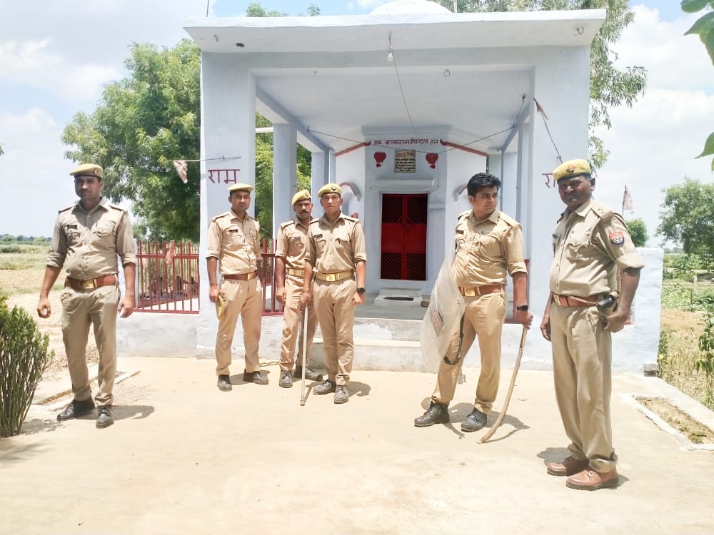 कन्नौज बवाल : मंदिर के बाहर तैनात पुलिस बल। संवाद