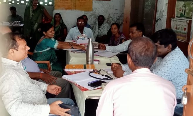 खुरहट स्थित प्राथमिक स्वास्थ्य केंद्र पर सीएम आरोग्य मेला में मौजूद चिकित्सक और मरीज।संवाद खुरहट स्थित प्राथमिक स्वास्थ्य केंद्र पर सीएम आरोग्य मेला में मौजूद चिकित्सक और मरीज।संवाद