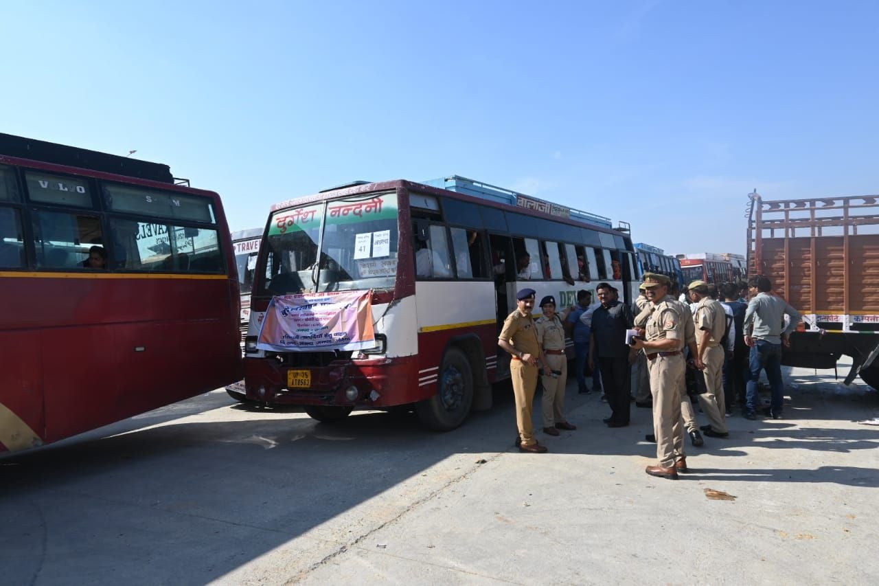 निर्माणाधीन टोल प्लाजा से रवाना होती बसों का निरीक्षण कर जानकारी करतीं एसपी चारू निगम व मौजूद एए? निर्माणाधीन टोल प्लाजा से रवाना होती बसों का निरीक्षण कर जानकारी करतीं एसपी चारू निगम व मौजूद एए?