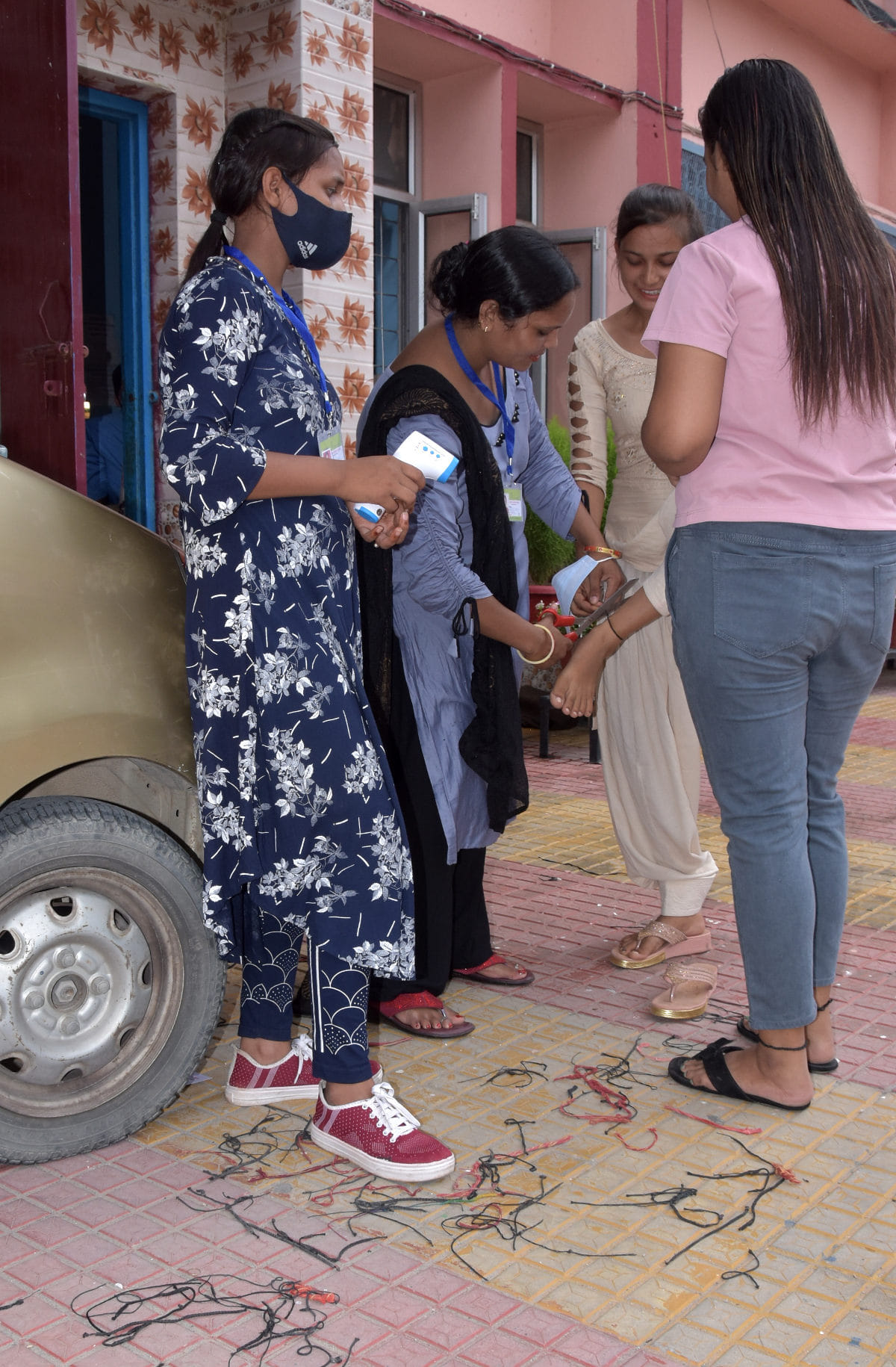 नीट की परीक्षा के दौरान सैंट मैरीज एकेडमी स्कूल में छात्राएं के हाथ व पैर के धागे काटते कर्मी नीट की परीक्षा के दौरान सैंट मैरीज एकेडमी स्कूल में छात्राएं के हाथ व पैर के धागे काटते कर्मी