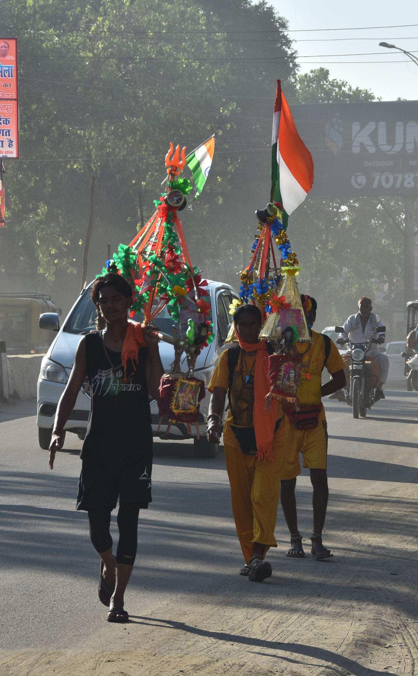 सहारनपुर में हरिद्घार से कांवड़ लेकर सिरसा की और धूल मिटटी के बीच अपने गंतव्य की और बढ़ता कांवडिय सहारनपुर में हरिद्घार से कांवड़ लेकर सिरसा की और धूल मिटटी के बीच अपने गंतव्य की और बढ़ता कांवडिय