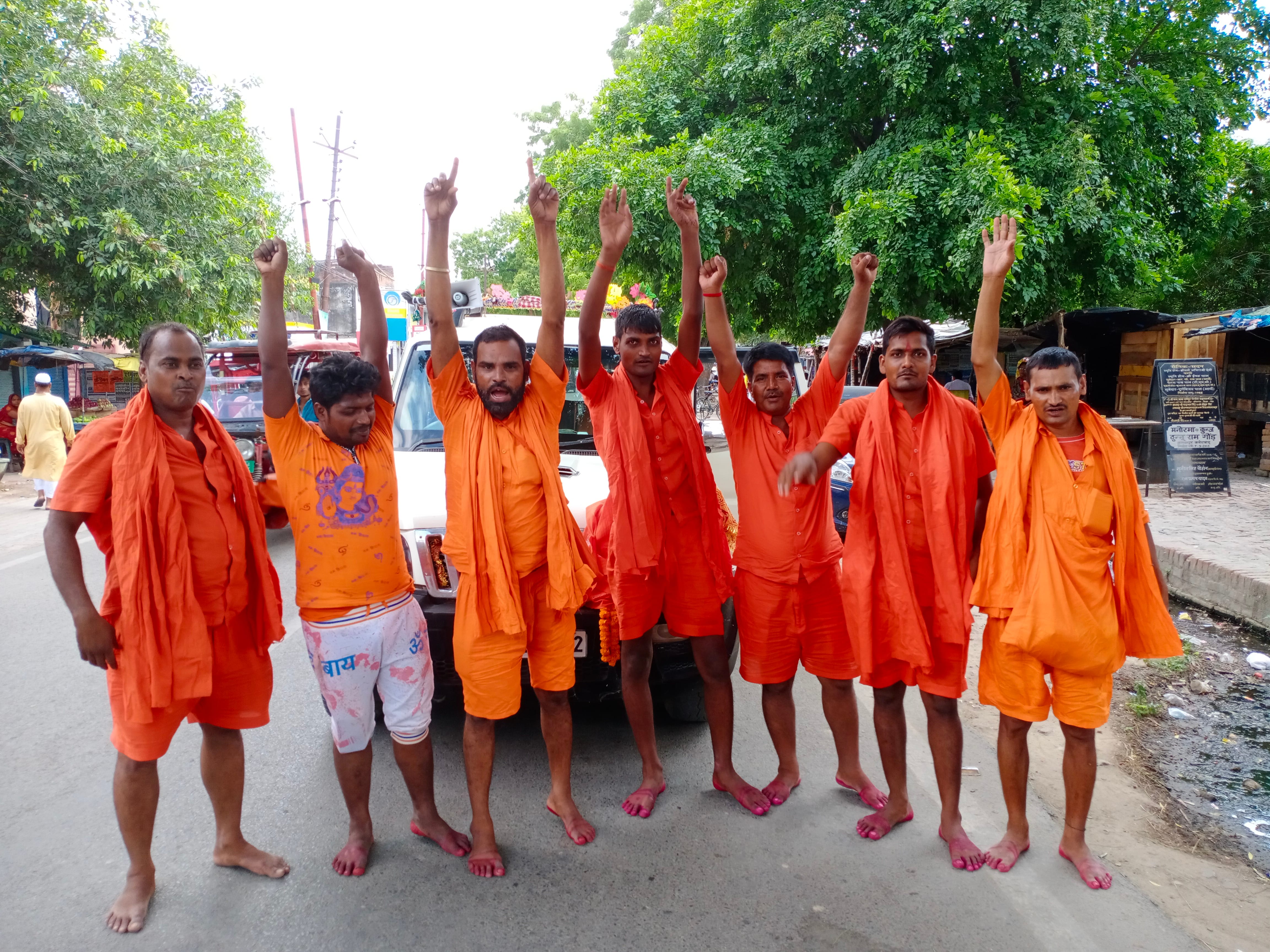 सावन माह में रविवार को नगर के बालनिकेतन से बाबा धाम को रवाना होते कांवरिया।संवाद सावन माह में रविवार को नगर के बालनिकेतन से बाबा धाम को रवाना होते कांवरिया।संवाद