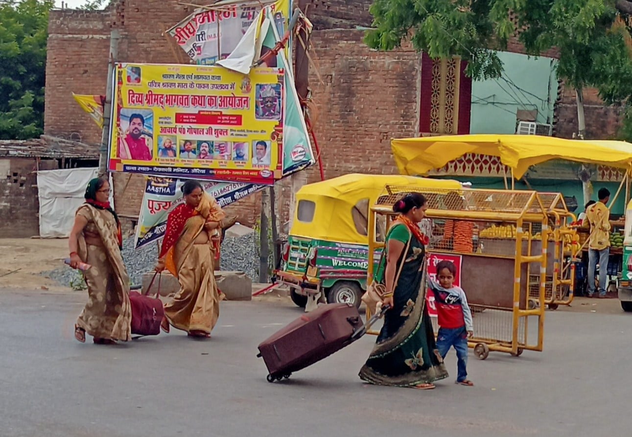 देवकली चौराहे पर वाहन से लिए जातीं महिलाएं। संवाद