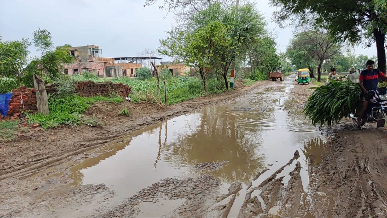 बुढ़ा खेड़ा लाठर गांव में बनी सड़क की खस्ता हालत। संवाद बुढ़ा खेड़ा लाठर गांव में बनी सड़क की खस्ता हालत। संवाद