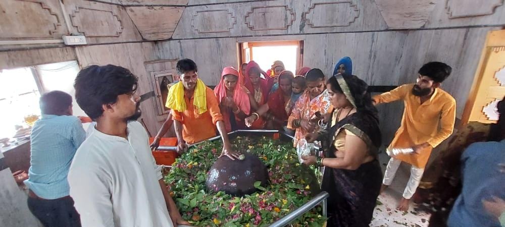 फोटो-18एयूआरपी-11- देवकली मंदिर में जलाभिषेक करते भक्त। संवाद