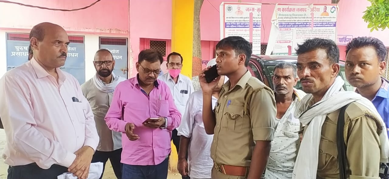 फोटो-18एयूआरपी-20 अस्पताल में मौजूद एआरएम आरएस चौधरी, आरएन दुबे व पुलिस। संवाद