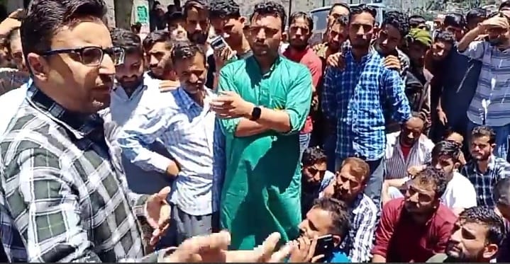 फोटो..और.....कर श्तवाड़ में सरथल मार्ग को लेकर नेशन हाईवे परश प्रदर्शन करते सरथल के लोग फोटो..और.....कर श्तवाड़ में सरथल मार्ग को लेकर नेशन हाईवे परश प्रदर्शन करते सरथल के लोग