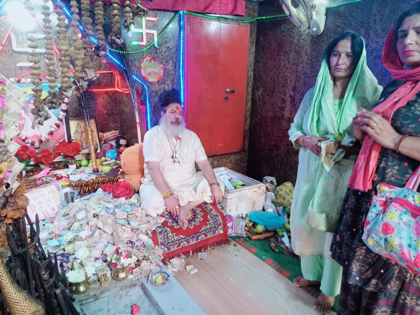 गसोता महादेव मंदिर में पूजा अर्चना करते श्रद्धालु और मंदिर के महंत राघवानंद गिरी।