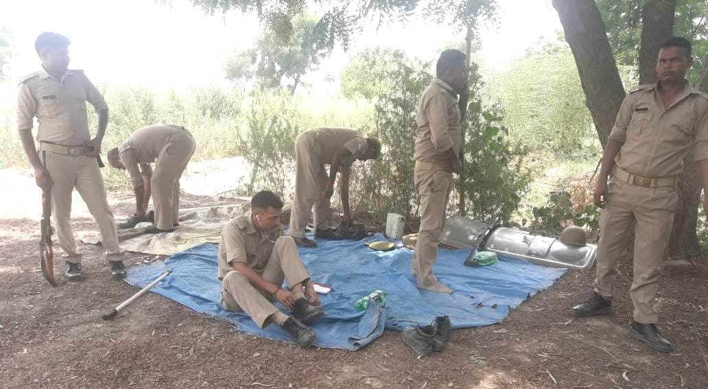 कन्नौज बवाल : तालग्राम के खेत में मौजूद पुलिसकर्मी। संवाद कन्नौज बवाल : तालग्राम के खेत में मौजूद पुलिसकर्मी। संवाद