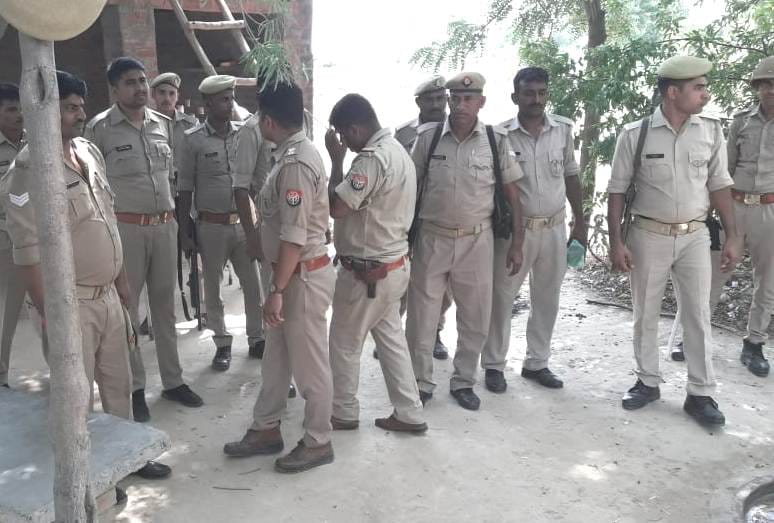 कन्नौज बवाल: तालग्राम में धार्मिकस्थल के बाहर तैनात पुलिस। संवाद कन्नौज बवाल: तालग्राम में धार्मिकस्थल के बाहर तैनात पुलिस। संवाद