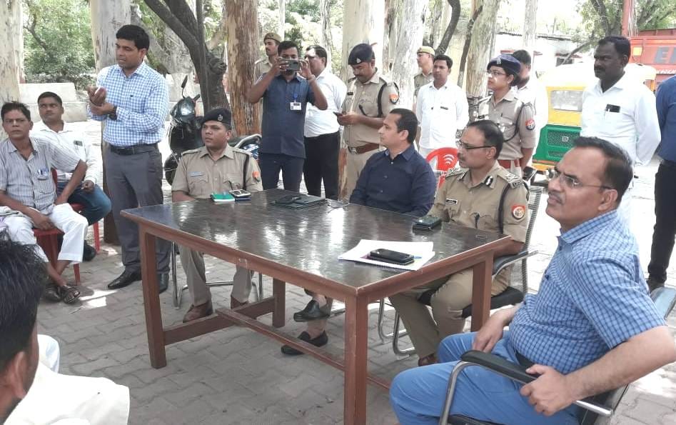 कन्नौज बवाल : तालग्राम थाने में बैठक में मौजूद एसपी कुंवर अनुपम, कमिश्रर राजशेखर, आईजी प्रशांत कु? कन्नौज बवाल : तालग्राम थाने में बैठक में मौजूद एसपी कुंवर अनुपम, कमिश्रर राजशेखर, आईजी प्रशांत कु?