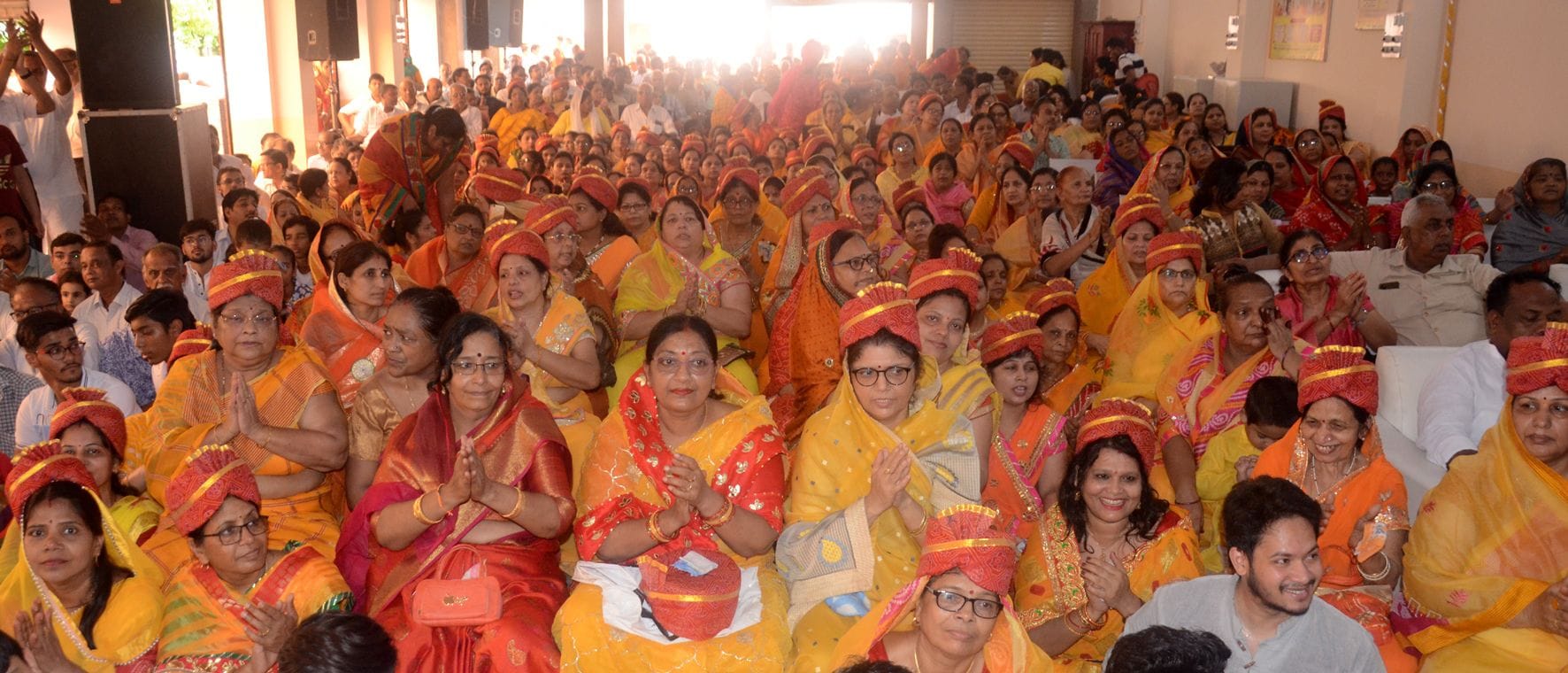 खिरनी गेट दिगम्बर जैन खंडेलवाल मंदिर में आचार्य निर्भय सागर महाराज के प्रवचन सुनते श्रद्धालु।
