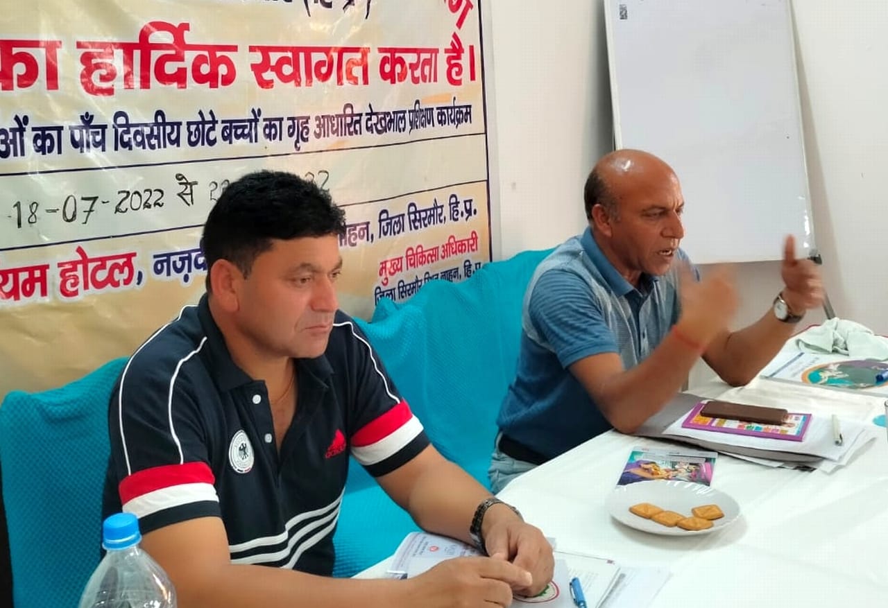 नाहन में आशा कार्यकर्ताओं को शिशु पोषण की जानकारी देते स्वास्थ्य प्रशिक्षक सुरेश शर्मा। संवाद
