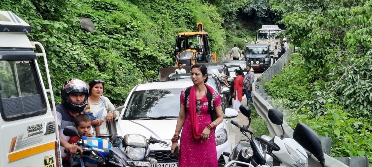 रामनगर के मोहान में ग्रामीणों द्वारा लगाए गए जाम में फंसे ग्रामीण। रामनगर के मोहान में ग्रामीणों द्वारा लगाए गए जाम में फंसे ग्रामीण।