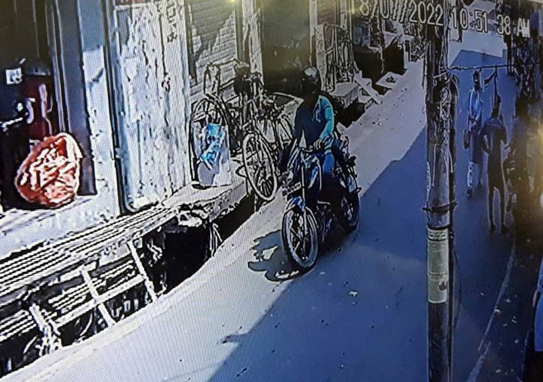 सीसीटीवी कैमरे मे कैद हुए खेकड़ा निवासी महिला सीमा गुप्ता के गले से सोने की चेन लूटकर बाइक से फरा?