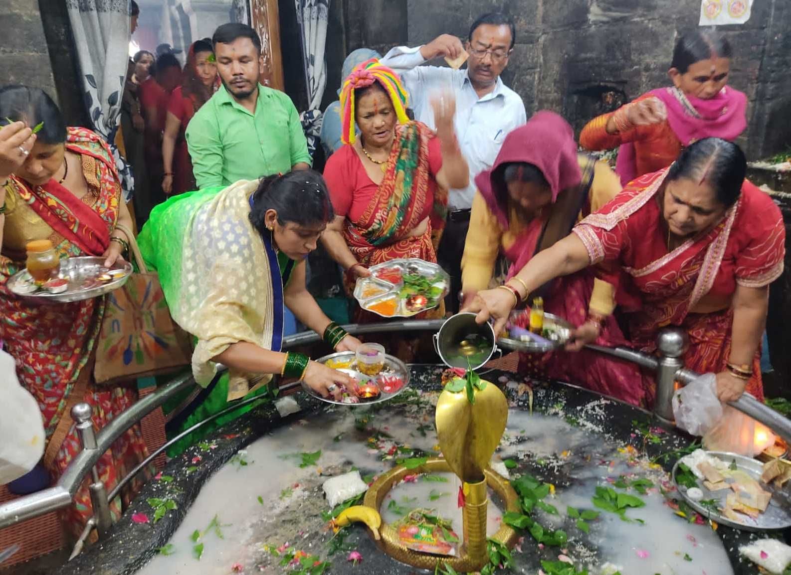 सावन के पहले सोमवार को बागेश्वर के बागनाथ मंदिर में जलाभिषेक करते श्रद्धालु। संवाद न्यूज एजेंसी सावन के पहले सोमवार को बागेश्वर के बागनाथ मंदिर में जलाभिषेक करते श्रद्धालु। संवाद न्यूज एजेंसी
