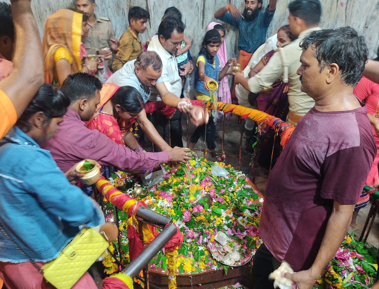 सावन माह के पहले सोमवार को बाबा घुइसरनाथ धाम जलाभिषेक करते श्रद्धालु। संवाद सावन माह के पहले सोमवार को बाबा घुइसरनाथ धाम जलाभिषेक करते श्रद्धालु। संवाद