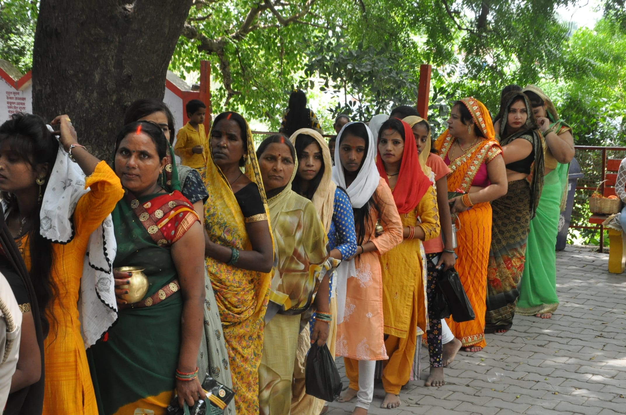 सावन माह के पहले सोमवार को नगर के गायघाट पर पूजन अर्चन के लिए कतार में खड़ी महिलाएं।संवाद सावन माह के पहले सोमवार को नगर के गायघाट पर पूजन अर्चन के लिए कतार में खड़ी महिलाएं।संवाद