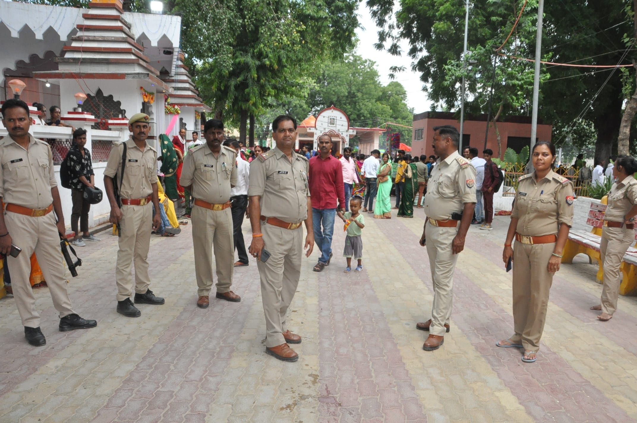 सावन माह के पहले सोमवार को नगर के शीतला धाम पर सुरक्षा में मुस्तैद शहर कोतवाल और अन्य।संवाद सावन माह के पहले सोमवार को नगर के शीतला धाम पर सुरक्षा में मुस्तैद शहर कोतवाल और अन्य।संवाद