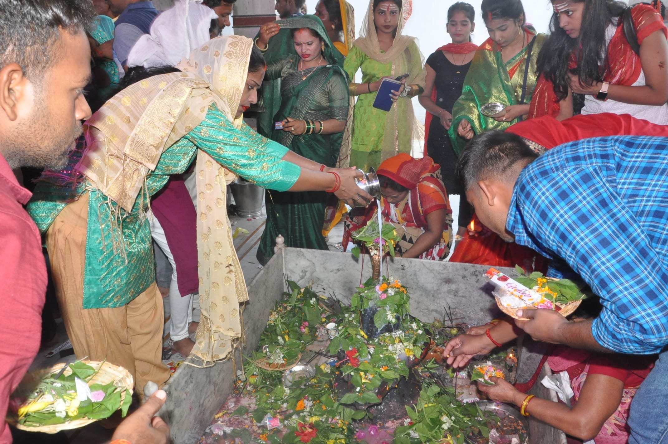 सावन माह के पहले सोमवार को नगर के शीतला धाम स्थित शिवमंदिर में भगवान भोलेनाथ की प्रतिमा के पास पू? सावन माह के पहले सोमवार को नगर के शीतला धाम स्थित शिवमंदिर में भगवान भोलेनाथ की प्रतिमा के पास पू?