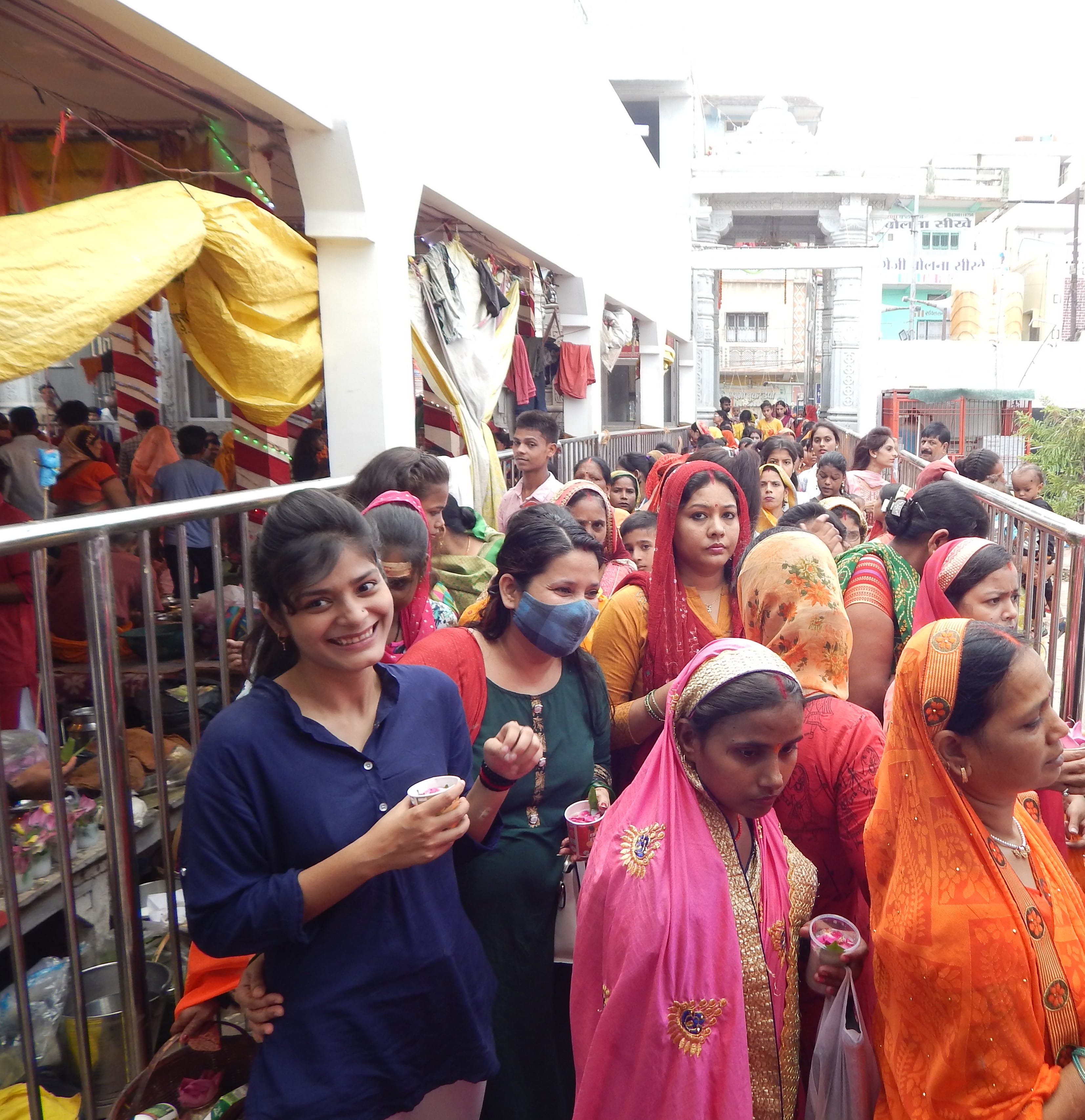 सावन माह के पहले सोमवारी पर्व पर नगर के बाबा बालेश्वर मंदिर परिसर में पूजन-अर्चन के लिए लगी महिला? सावन माह के पहले सोमवारी पर्व पर नगर के बाबा बालेश्वर मंदिर परिसर में पूजन-अर्चन के लिए लगी महिला?