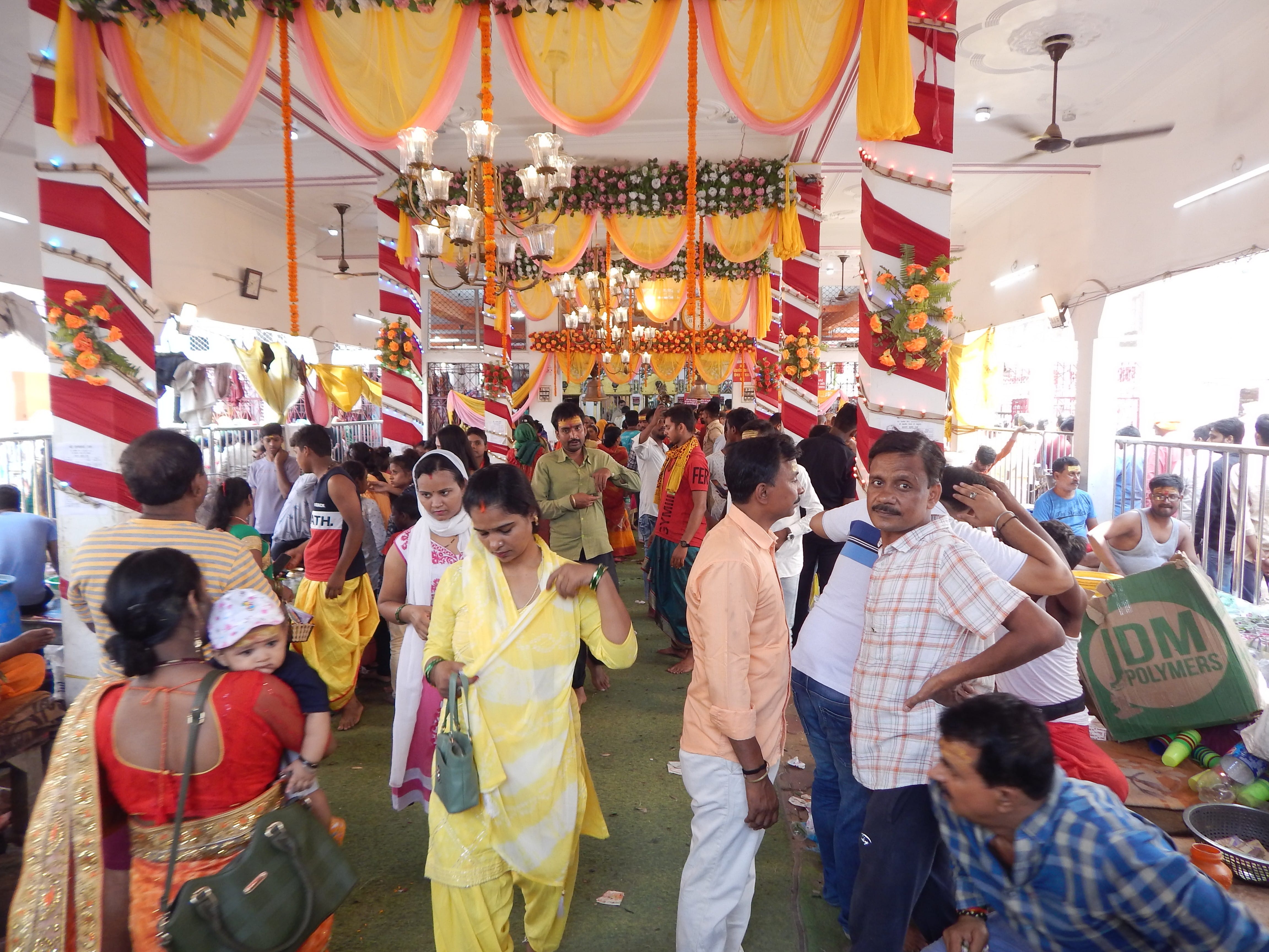 सावन माह के पहले सोमवारी पर्व पर पूजन-अर्चन करते वापस निकलते श्रद्धालु। सावन माह के पहले सोमवारी पर्व पर पूजन-अर्चन करते वापस निकलते श्रद्धालु।