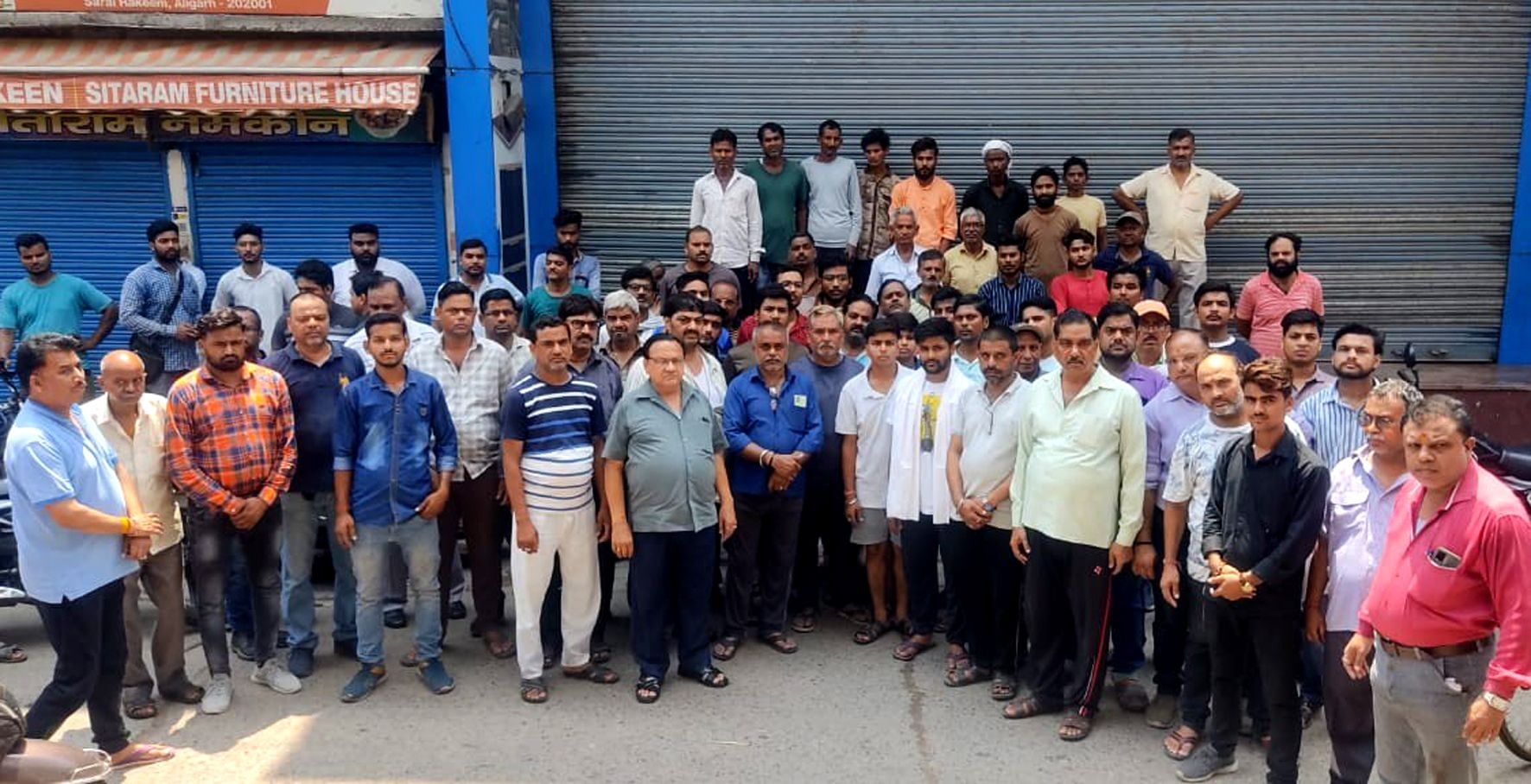 व्यापारी की हत्या के विरोध में सराय हकीम बाजार बंद कर शोकसभा में उपस्थित व्यापारी। व्यापारी की हत्या के विरोध में सराय हकीम बाजार बंद कर शोकसभा में उपस्थित व्यापारी।