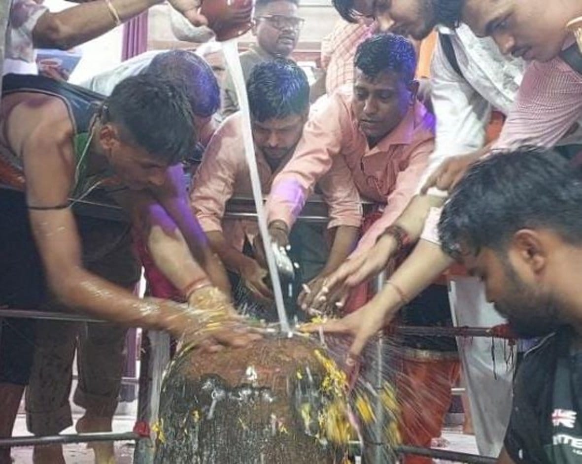बागपत : बालैनी के पुरा महादेव मंदिर में सावन के पहले सोमवार को भगवान आशुतोष को जलाभिषेक करते श्रद?