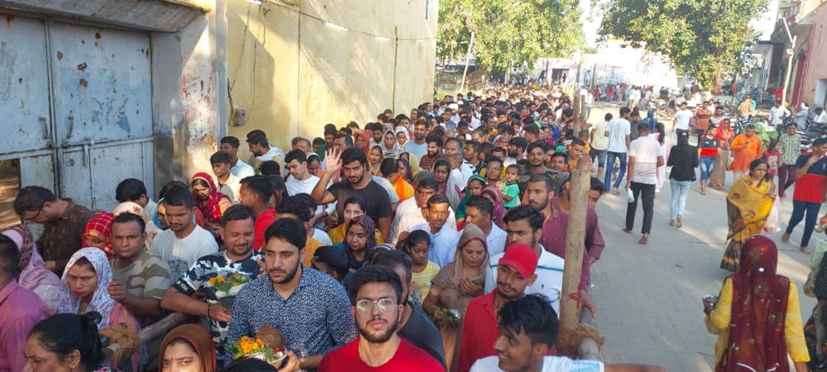 बागपत : बालैनी के पुरा महादेव मंदिर में सावन के पहले सोमवार को जलाभिषेक के लिए उमड़ी शिवभक्तों की ?