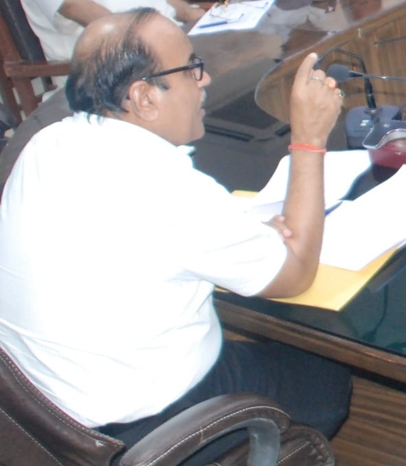 बागपत कलक्ट्रेट स्थित सभागार में बैठक को संबोधित करते कार्यवाहक सीडीओ विद्यानाथ शुक्ल बागपत कलक्ट्रेट स्थित सभागार में बैठक को संबोधित करते कार्यवाहक सीडीओ विद्यानाथ शुक्ल