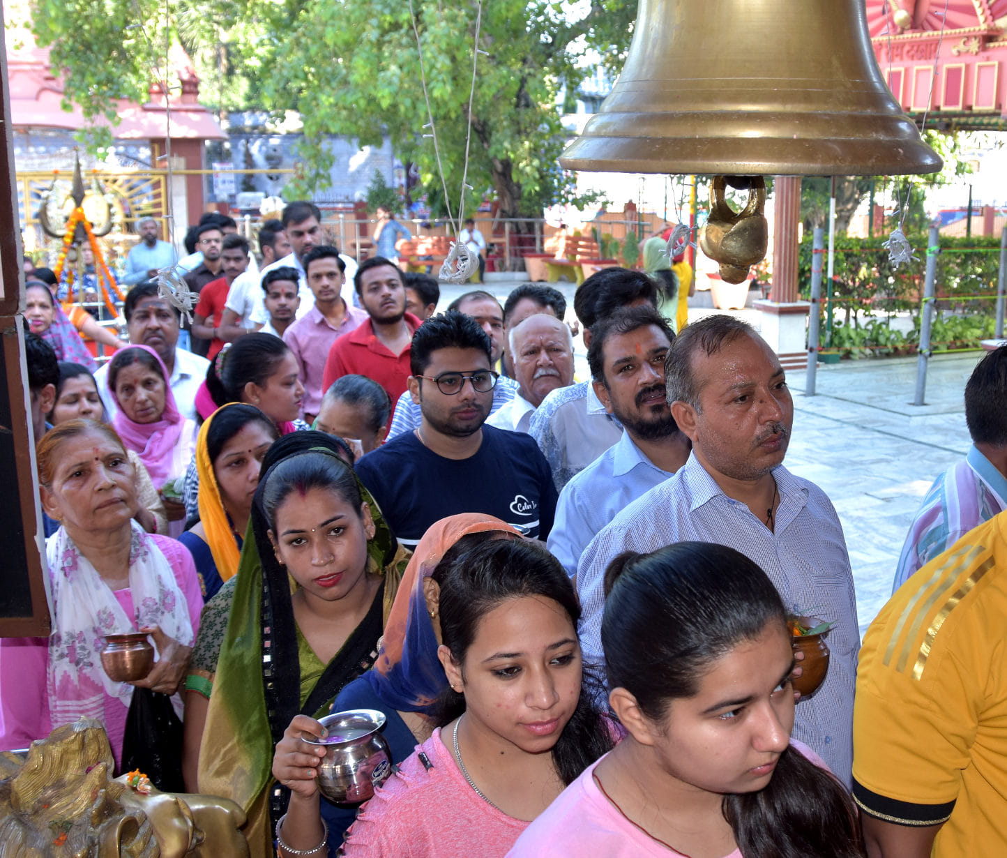 भूतेश्वर महादेव मन्दिर में सावन के पहले सोमवार पर जलाभिषेक के लिये लगी श्रद्घालु की लाइन भूतेश्वर महादेव मन्दिर में सावन के पहले सोमवार पर जलाभिषेक के लिये लगी श्रद्घालु की लाइन