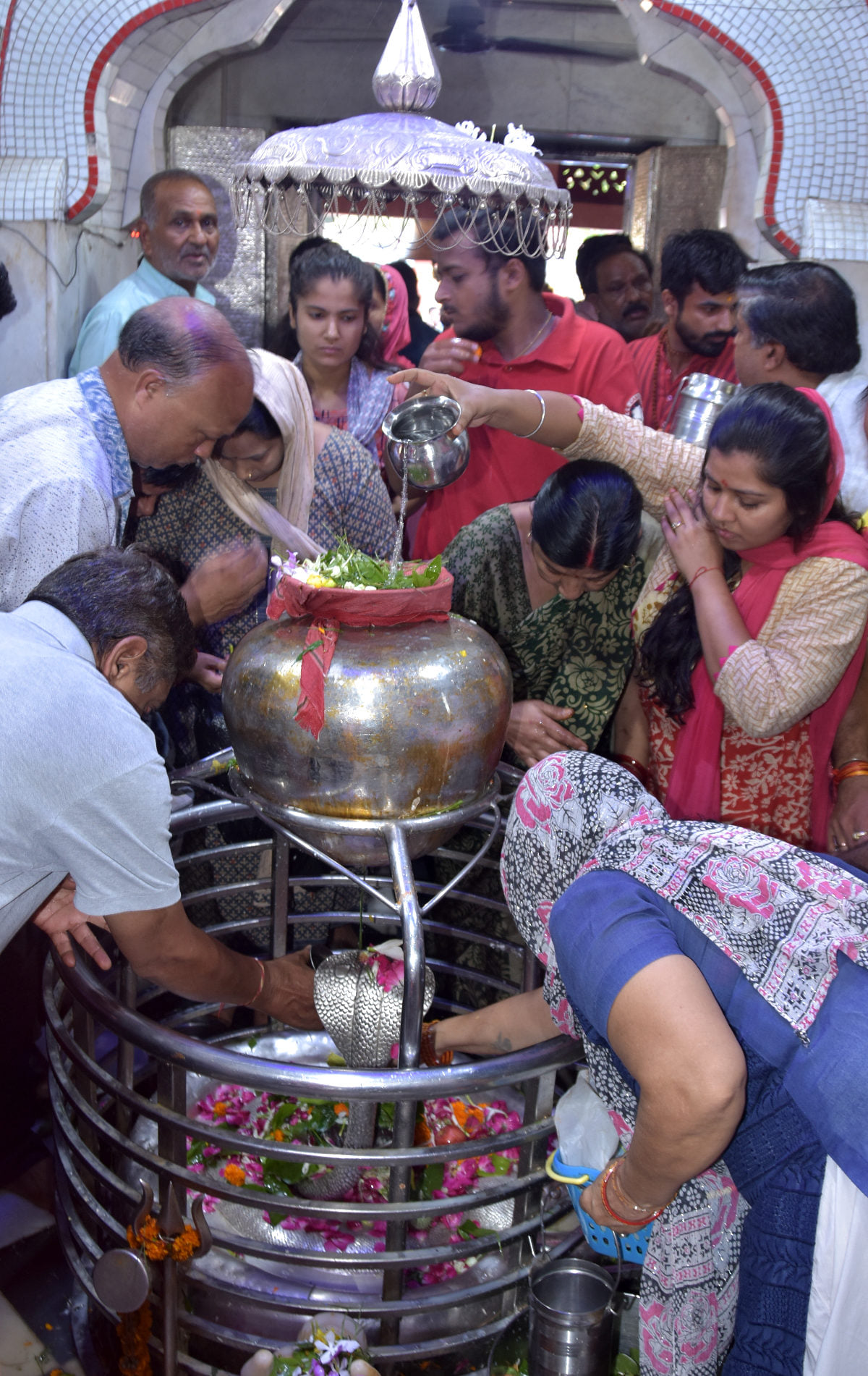 भूतेश्वर महादेव मन्दिर में सावन के पहले सोमवार पर जलाभिषेक करते श्रद्घालु भूतेश्वर महादेव मन्दिर में सावन के पहले सोमवार पर जलाभिषेक करते श्रद्घालु