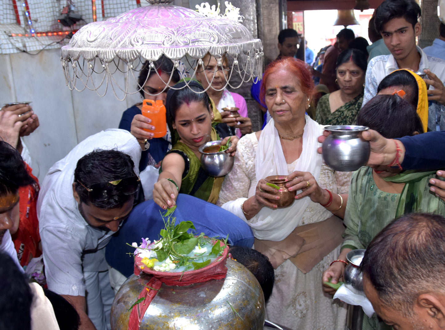 भूतेश्वर महादेव मन्दिर में सावन के पहले सोमवार पर जलाभिषेक करते शिव भक्त भूतेश्वर महादेव मन्दिर में सावन के पहले सोमवार पर जलाभिषेक करते शिव भक्त