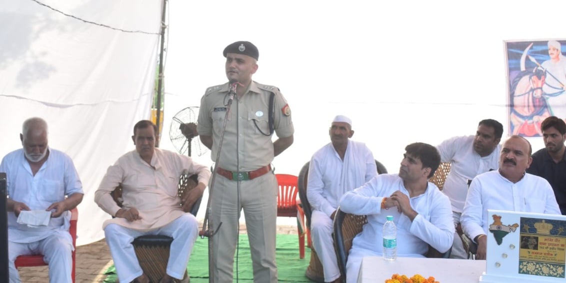 बिजरौल गांव में बाबा शाहमल के 165 वे शाहदत दिवस पर लोगों को संबोधित करते एसपी नीरज जादौन बिजरौल गांव में बाबा शाहमल के 165 वे शाहदत दिवस पर लोगों को संबोधित करते एसपी नीरज जादौन