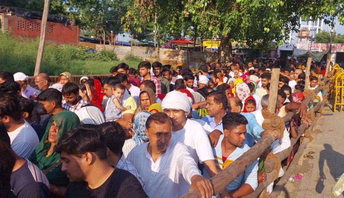 बालैनी के पुरा महादेव मंदिर में सावन के पहले सोमवार को जलाभिषेक के लिए उमड़ी शिवभक्तों की भीड़