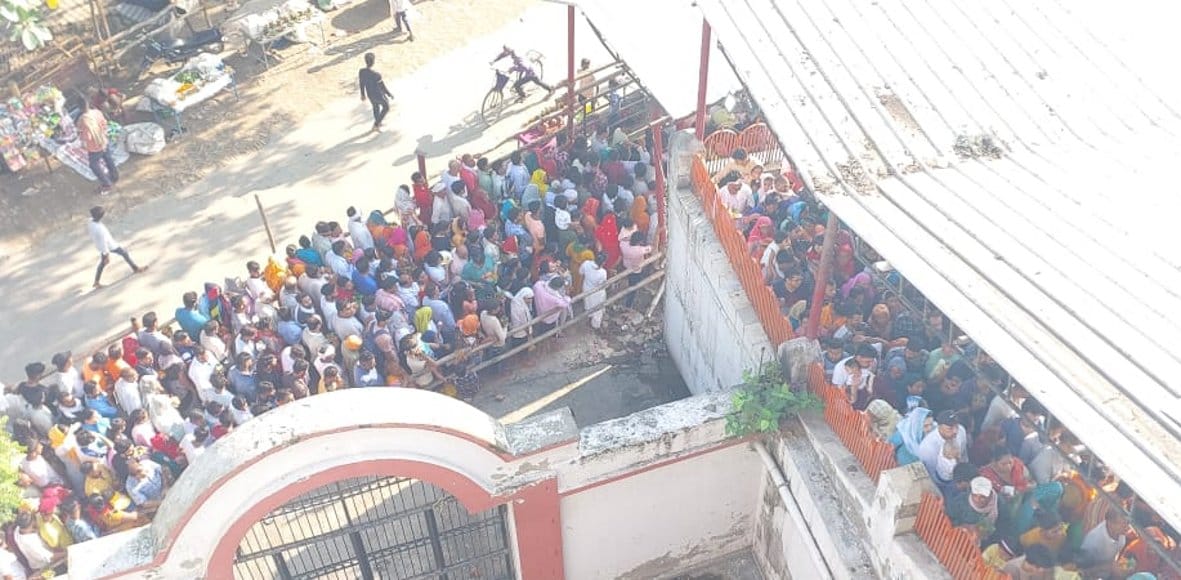 बालैनी के पुरा महादेव मंदिर में सावन के पहले सोमवार को जलाभिषेक के लिए उमड़ी शिवभक्तों की भीड़