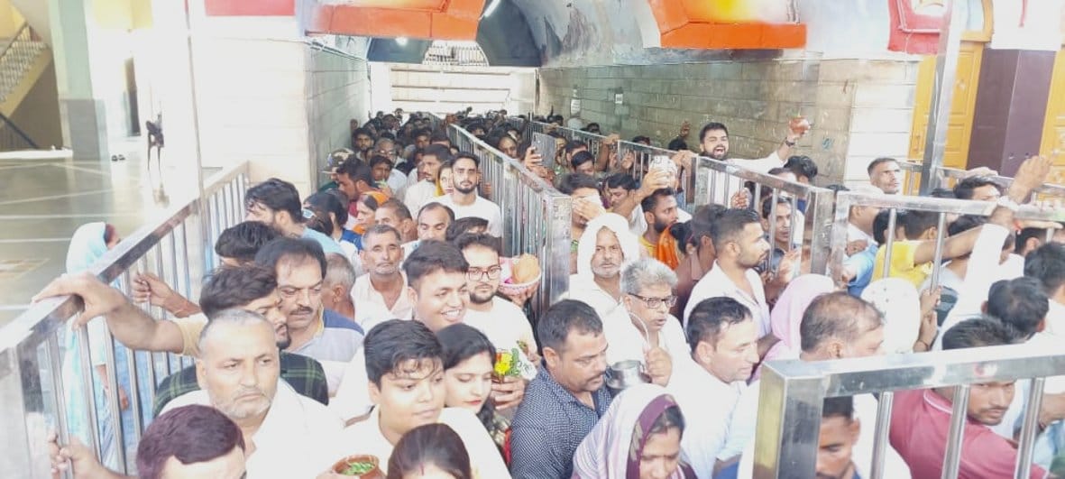 बालैनी के पुरा महादेव मंदिर में सावन के पहले सोमवार को जलाभिषेक के लिए उमड़ी शिवभक्तों की भीड़