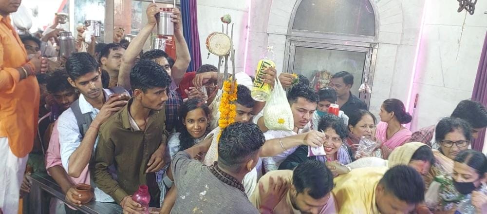 बालैनी के पुरा महादेव मंदिर में सावन के पहले सोमवार को जलाभिषेक के लिए उमड़ी शिवभक्तों की भीड़