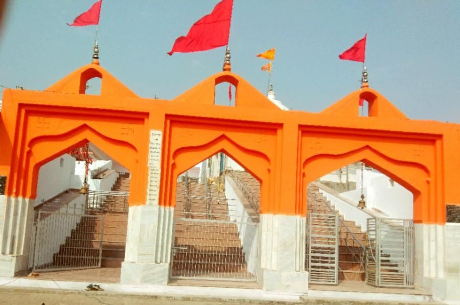 बरसी शिव मंदिर का मुख्य द्वार
