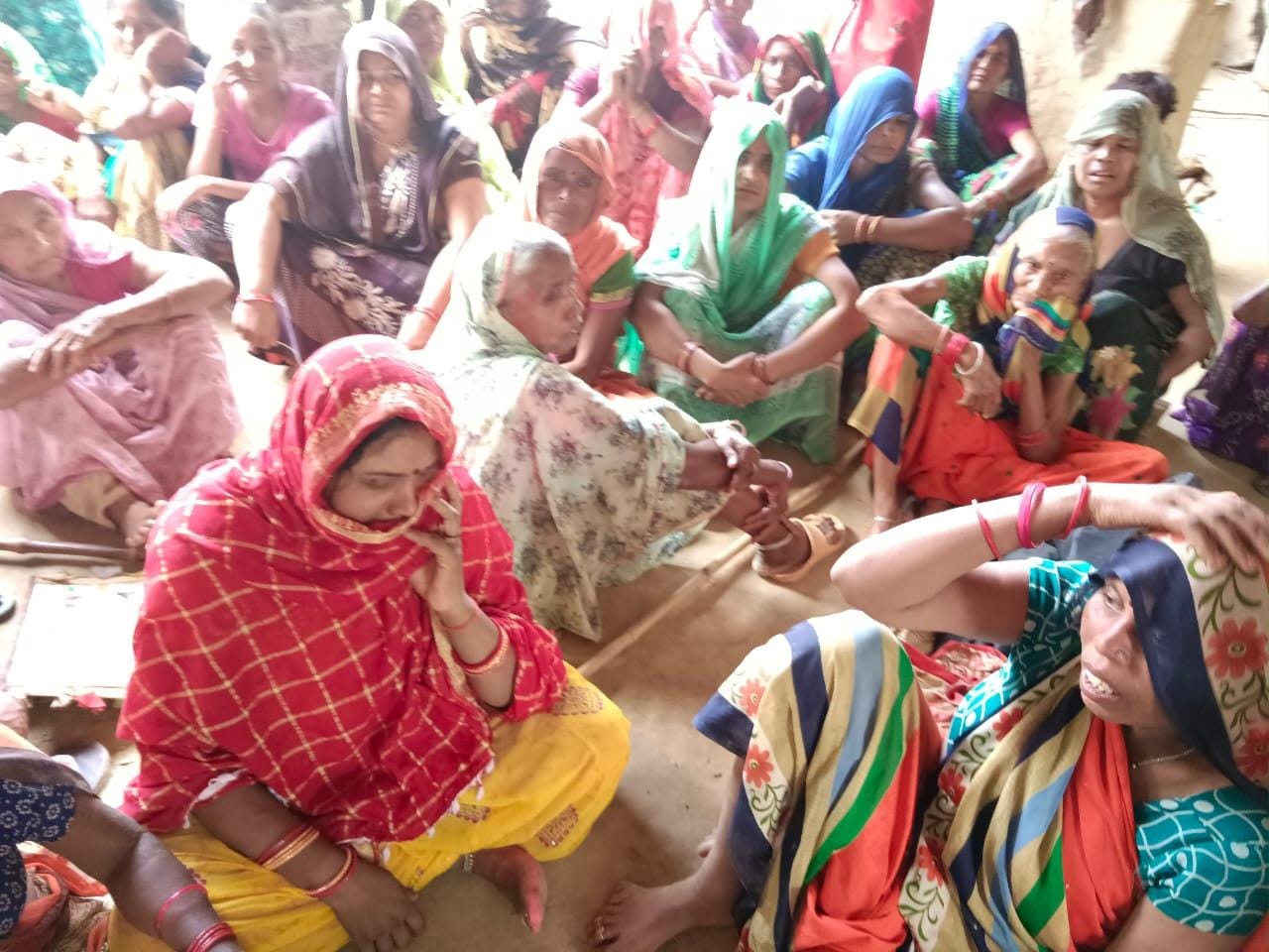 फोटो 19एयूआरपी-05- गमगीन बैठे परिजन। संवाद