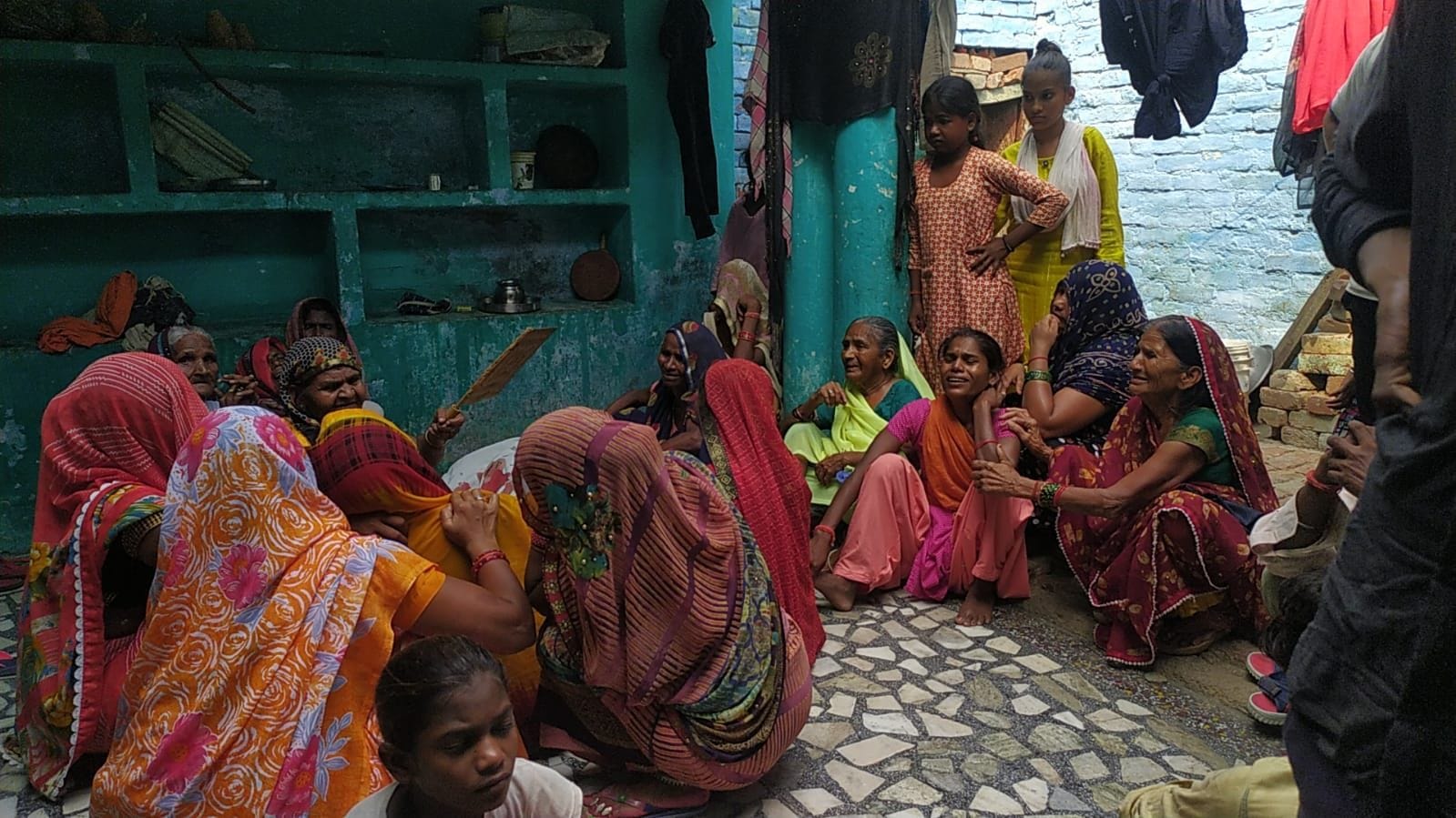 फोटो19एयूआरपी 20- मासूम की मौत पर रोते-बिलखते परिजन। संवाद फोटो19एयूआरपी 20- मासूम की मौत पर रोते-बिलखते परिजन। संवाद