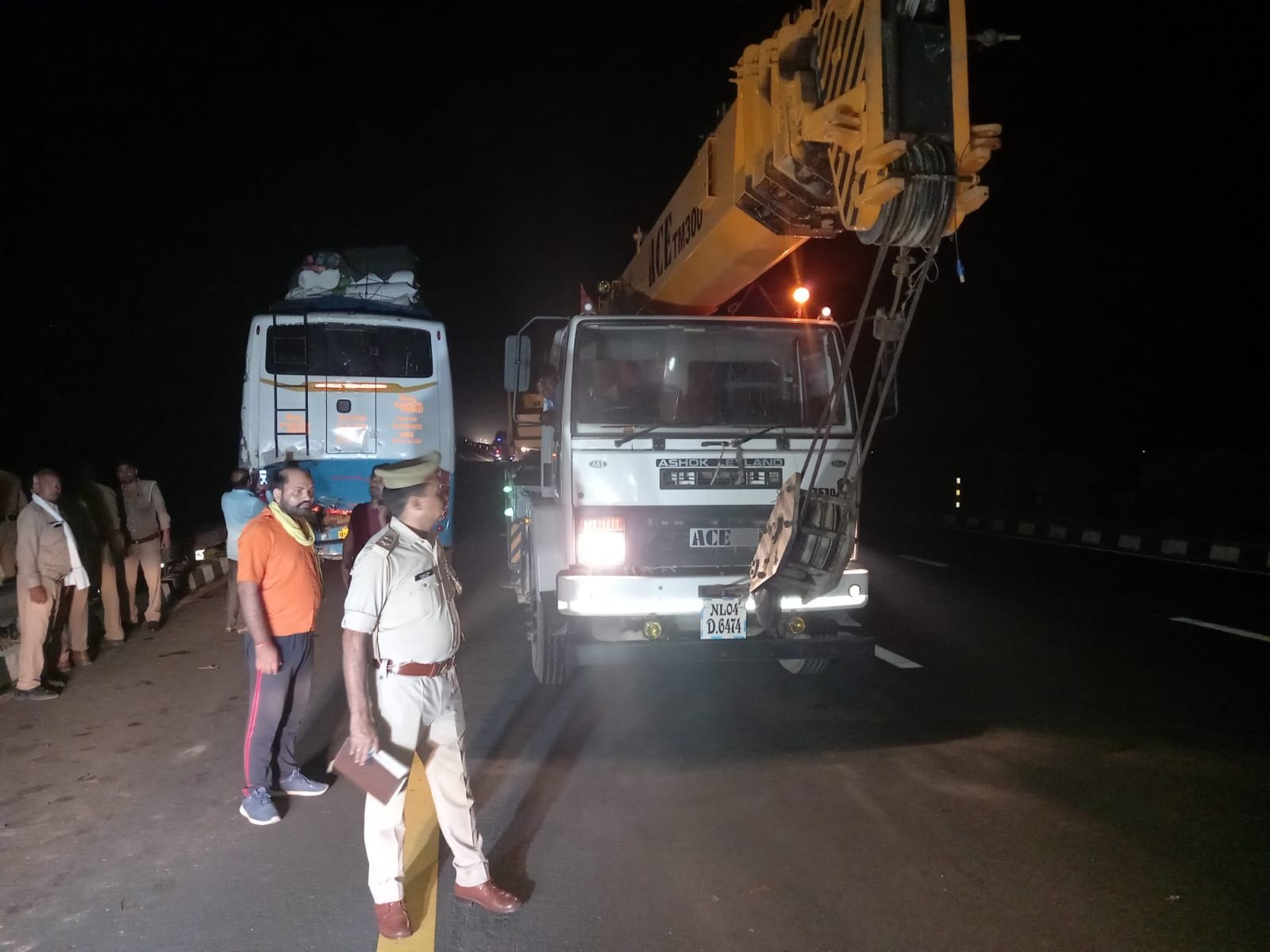 हादसे के बाद डीसीएम को किनारे करती क्रेन। संवाद