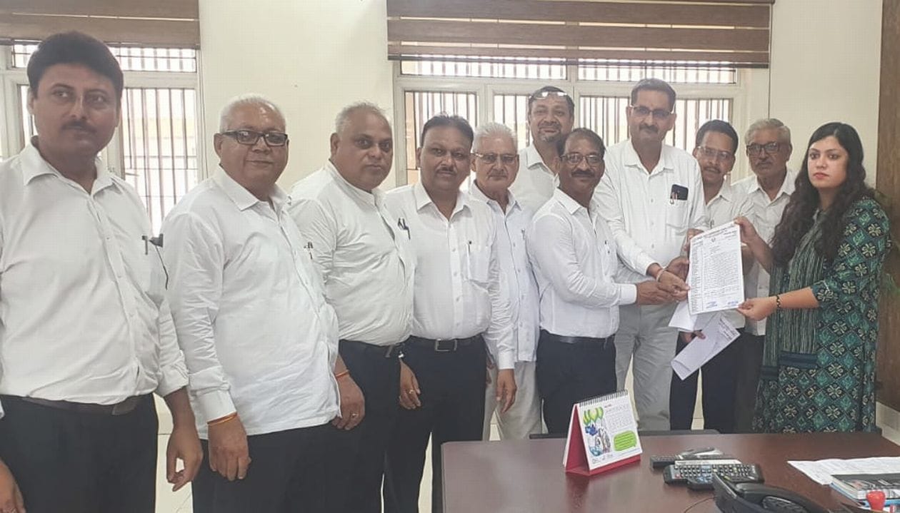 मंगलवार को कलक्ट्रेट में डीएम को ज्ञापन देते अधिवक्ता। संवाद