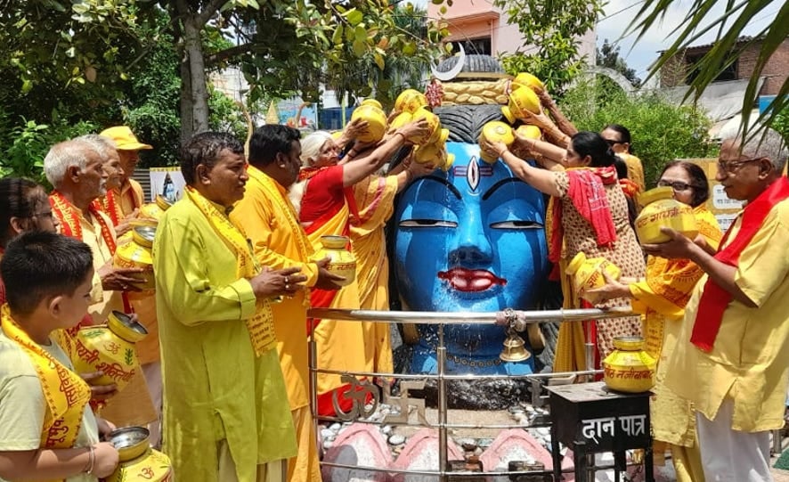 नजीबाबाद की शिव वाटिका में जलाभिषेक करते गायत्री साधक।