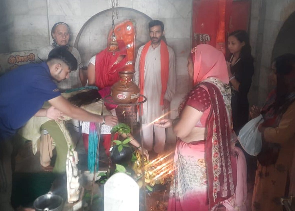 रटौल के शिव मंदिर में पूजा करते श्रद्धालु रटौल के शिव मंदिर में पूजा करते श्रद्धालु