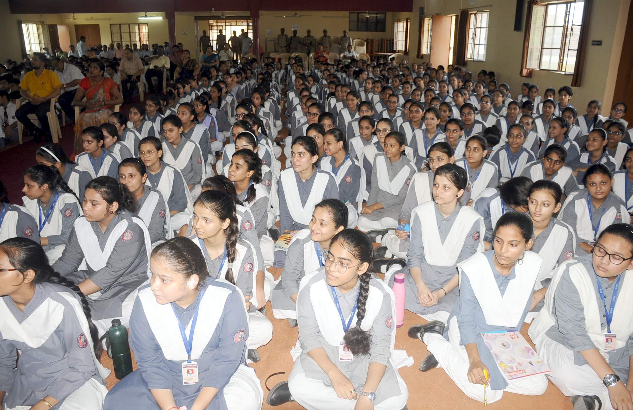 संभल के बाल विद्या मंदिर स्कूल में अमर उजाला फाउंडेशन की ओर से आयोजित पुलिस की पाठशाला कार्यक्रम संभल के बाल विद्या मंदिर स्कूल में अमर उजाला फाउंडेशन की ओर से आयोजित पुलिस की पाठशाला कार्यक्रम