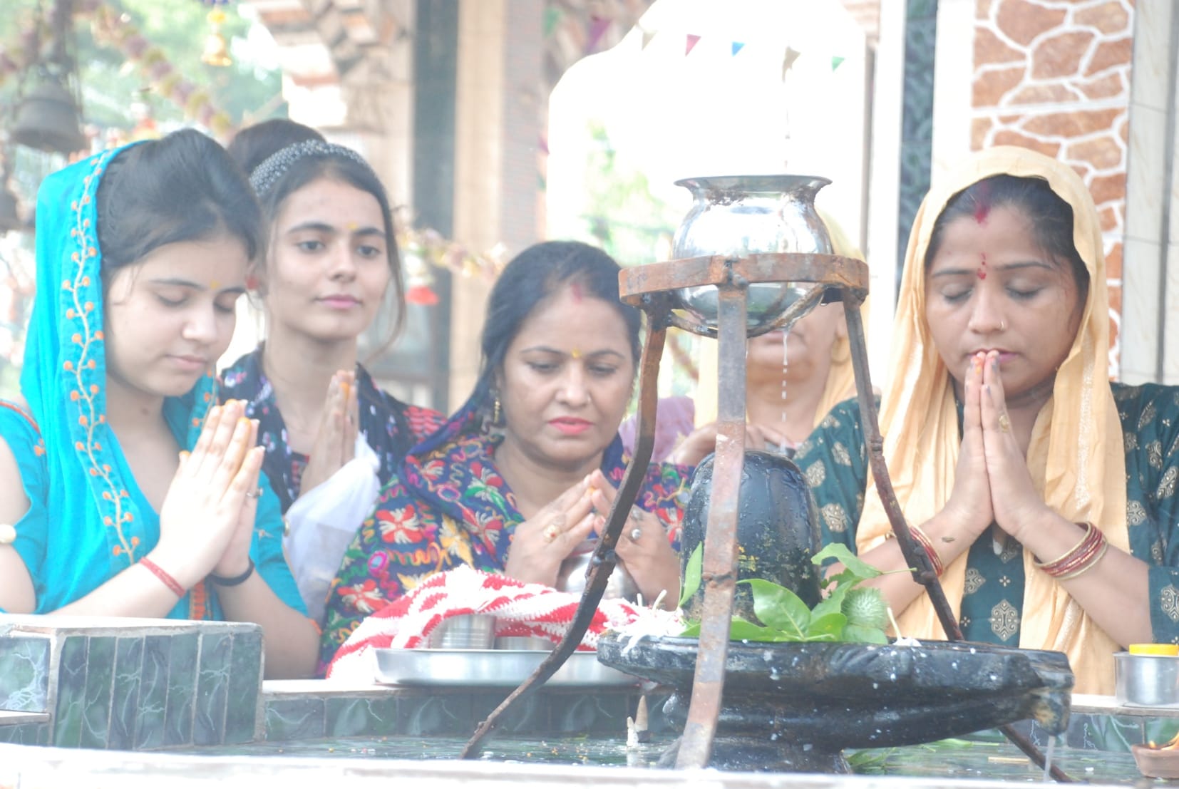 सावन के पहले सोमवार को बागपत के चमरावल रोड स्थित शिव मंदिर में पूजा करते श्रद्घालु