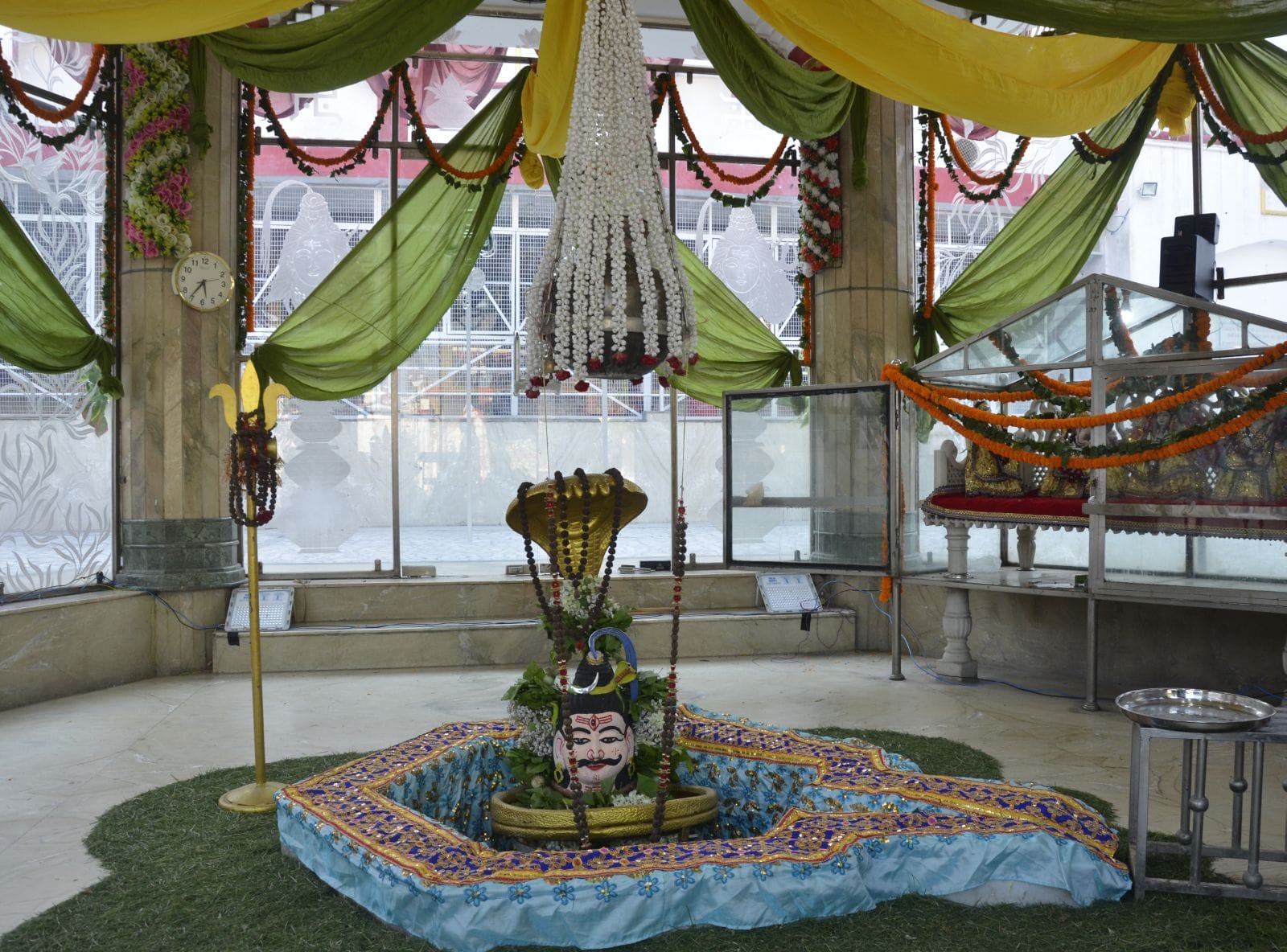 सावन के पहले सोमवार को बिरुआबाड़ी मंदिर में सजा शिवलिंग। संवाद