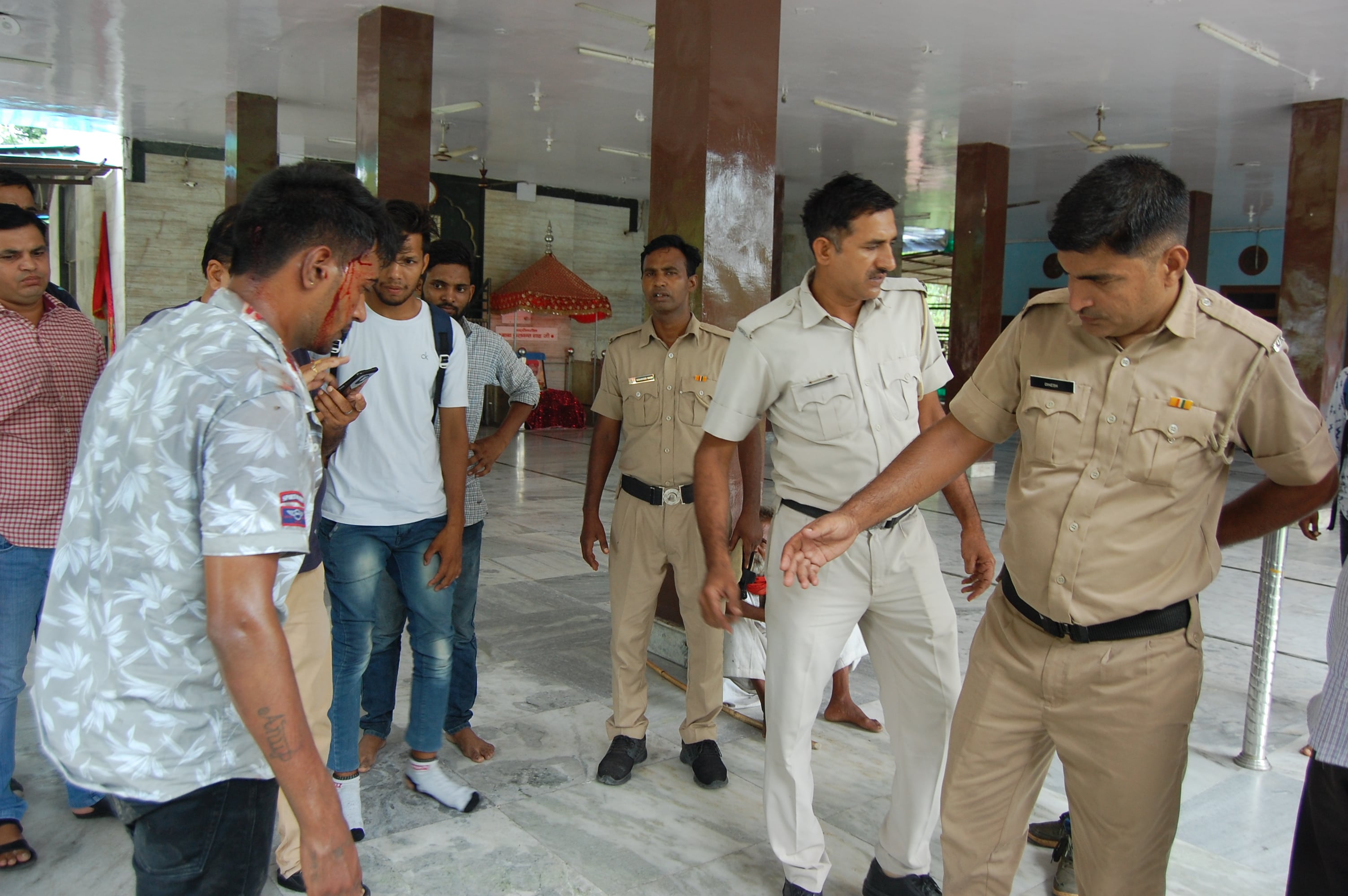 09-कैथल। जवाहर पार्क में हमले के बाद घायल युवक से पुछताछ करते हुए पुलिस।